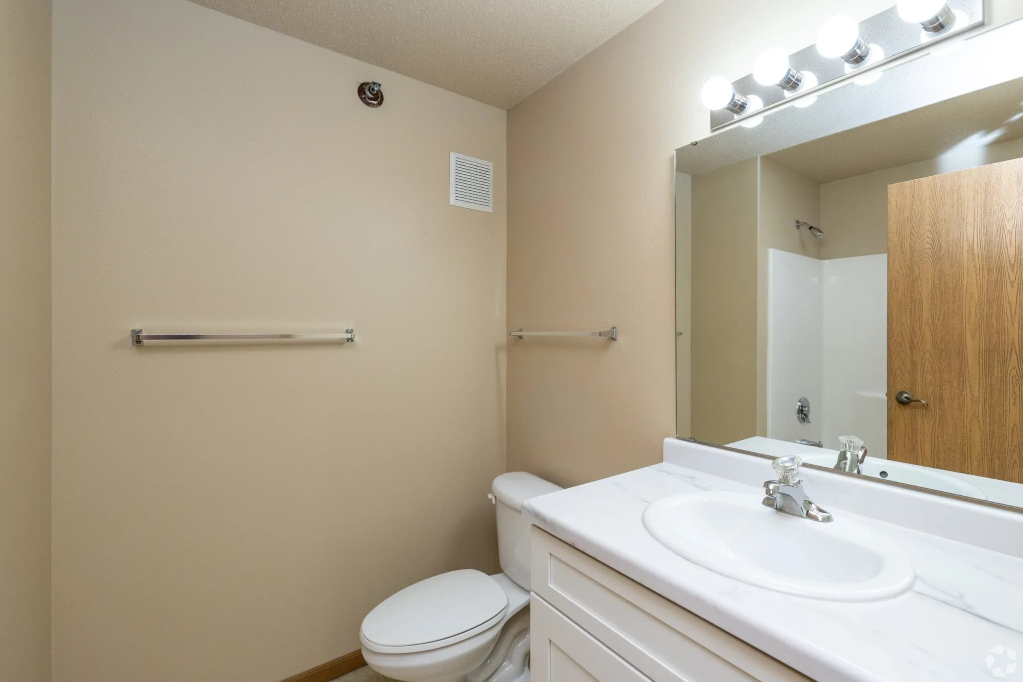 Eagle Lake Apartments photo 4